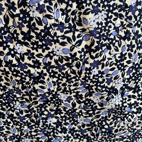 The Limited Stretch.. with pockets.flower print skirt.. shades of blue - Picture 2 of 4